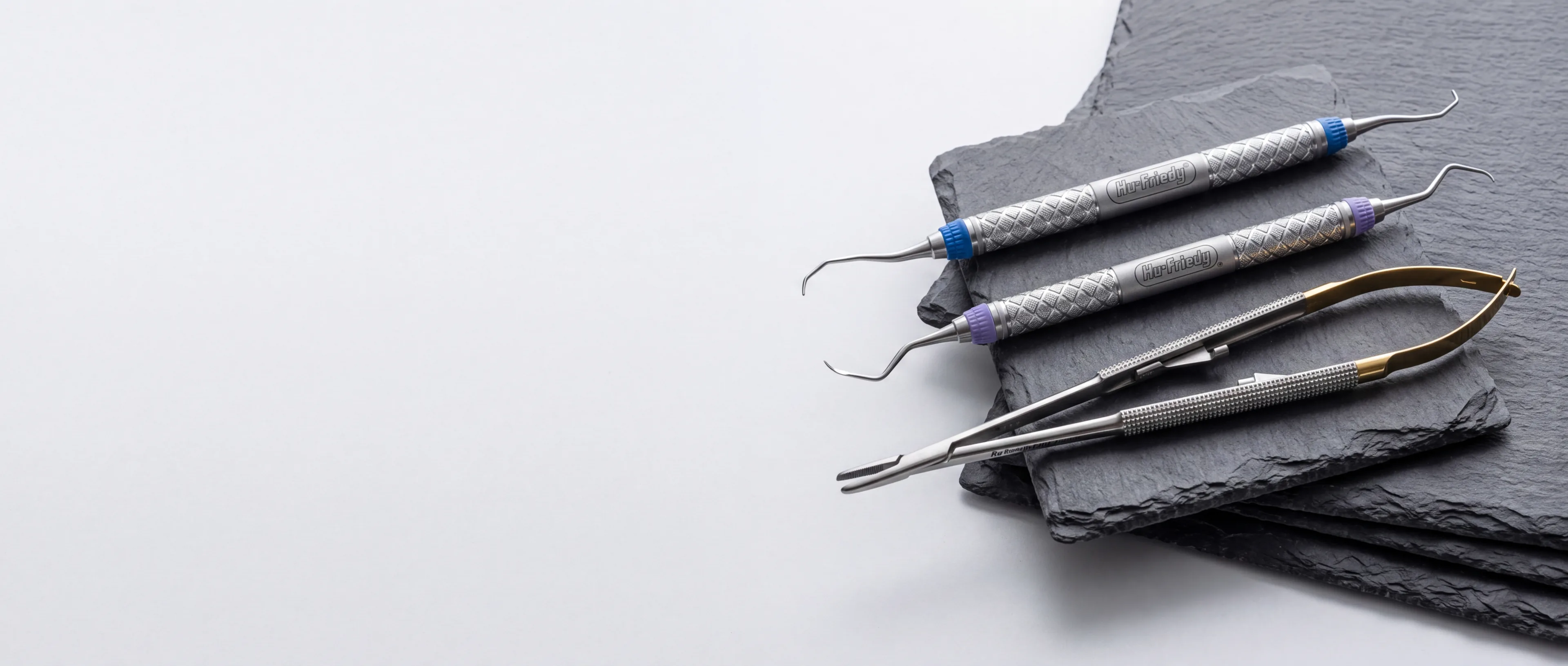 Dentalinstrumente auf dunklen Schieferplatten