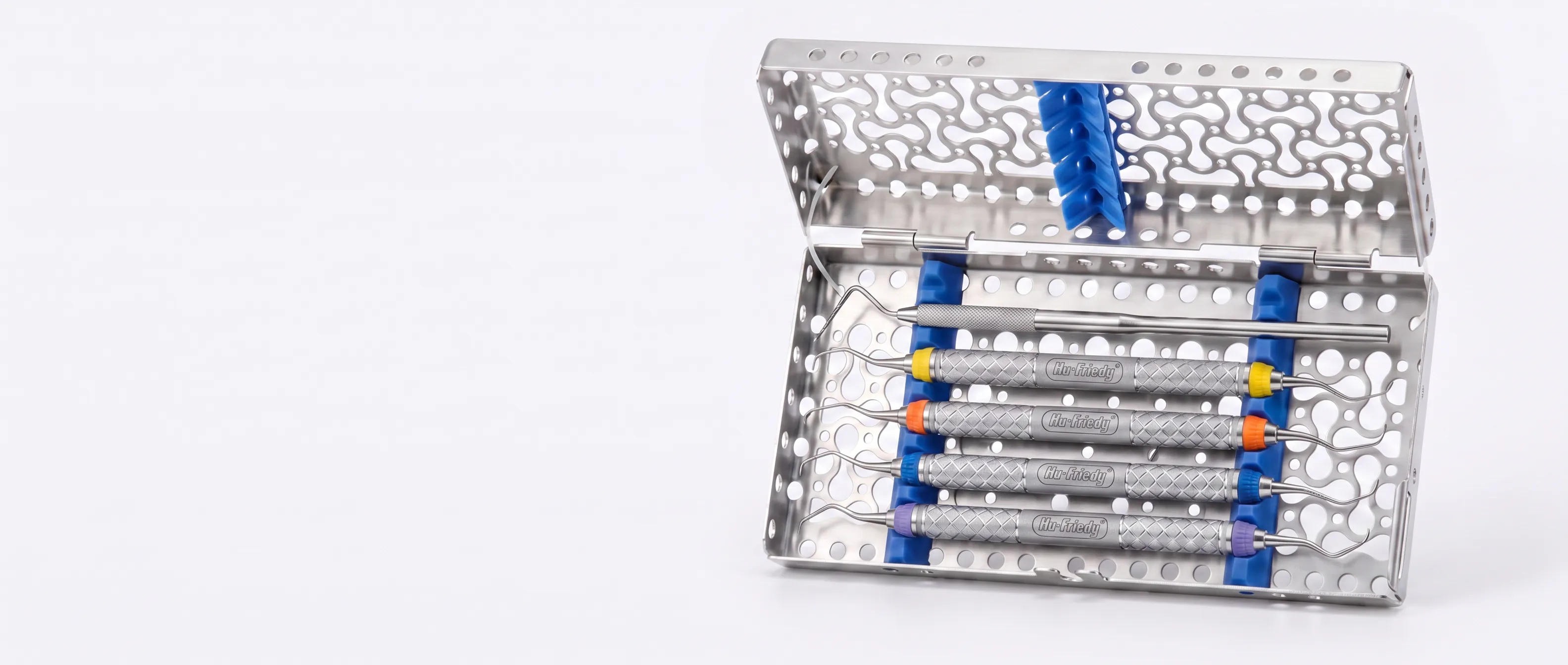 Geöffnete Instrumentenkassette mit ausgewählten Dentalinstrumenten