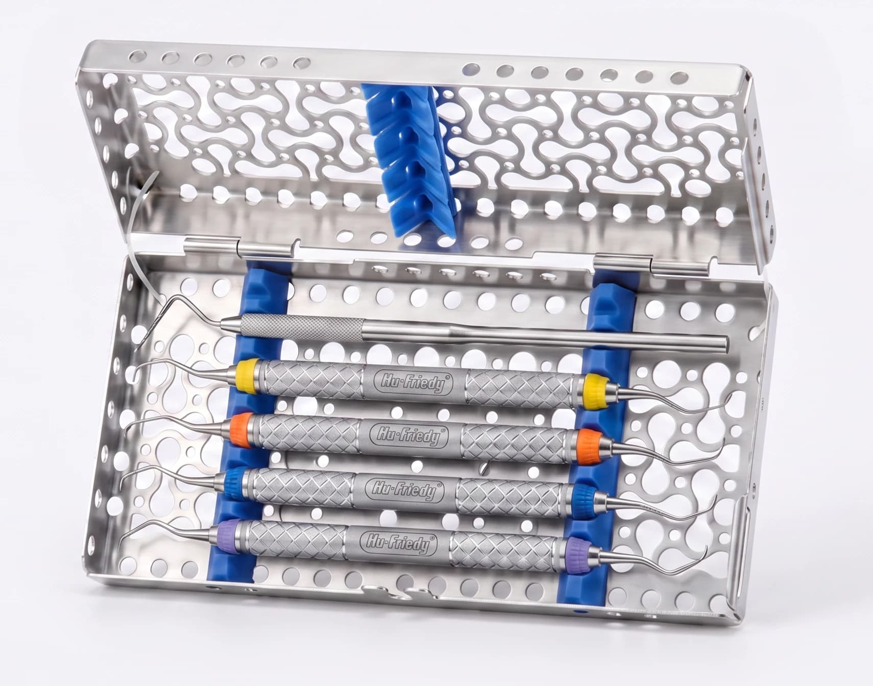 Geöffnete Instrumentenkassette mit ausgewählten Dentalinstrumenten