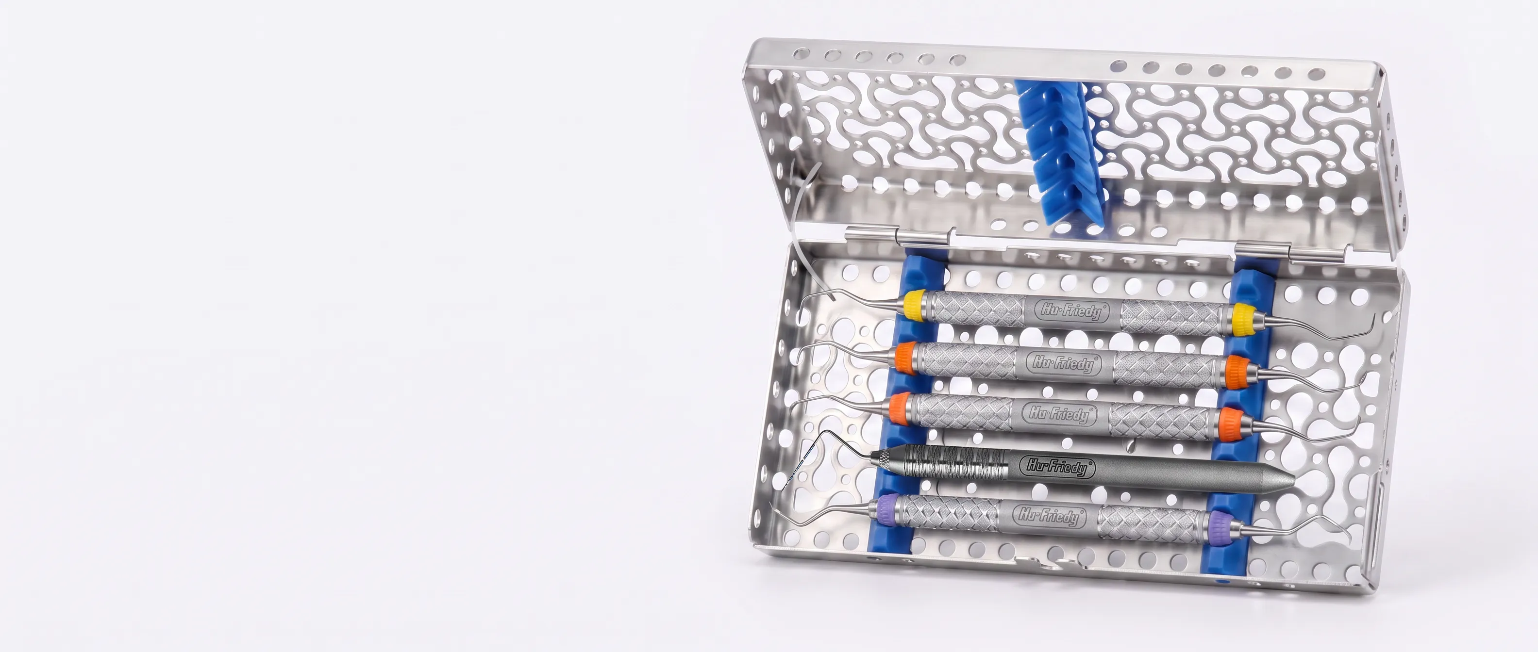 Geöffnete Instrumentenkassette mit ausgewählten Dentalinstrumenten