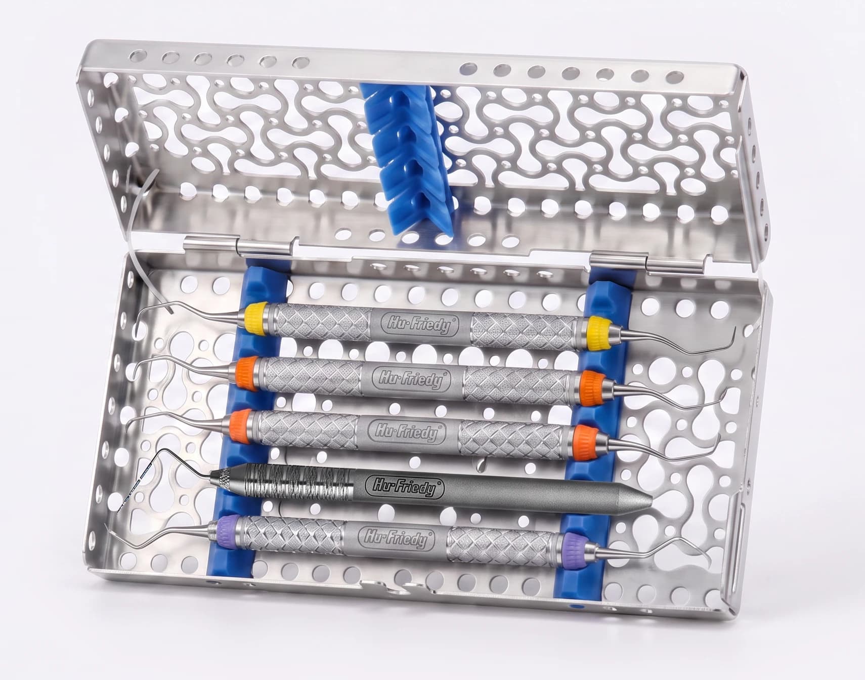 Geöffnete Instrumentenkassette mit ausgewählten Dentalinstrumenten